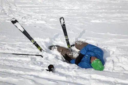 五歲兒童隨舅舅滑野雪遭遇不幸身亡，引發(fā)社會關(guān)注與反思，五歲兒童滑野雪不幸身亡，引發(fā)社會關(guān)注和反思