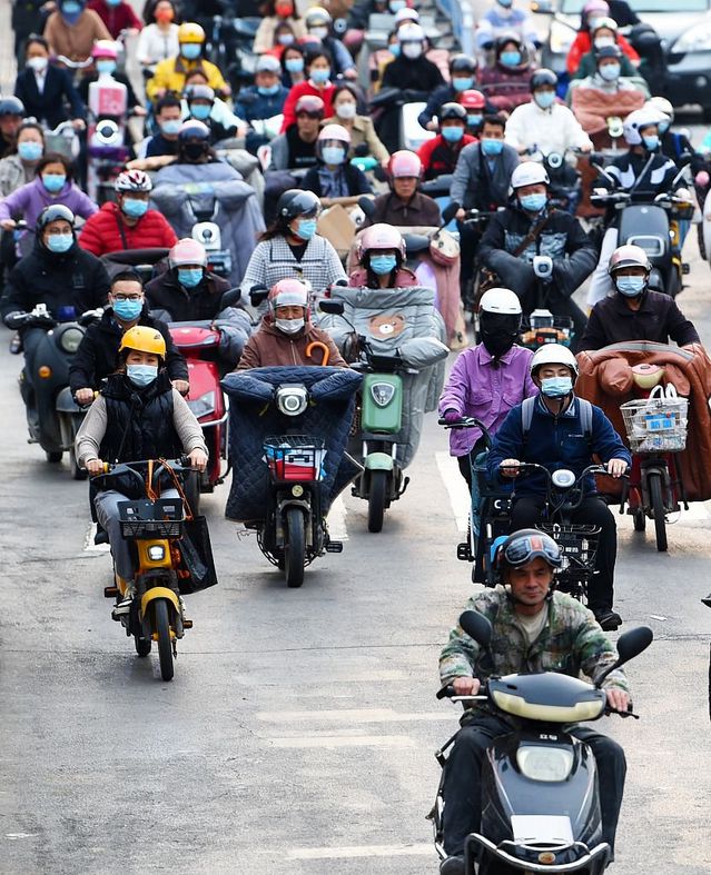 電動(dòng)自行車圍困下的大學(xué)校園新挑戰(zhàn)與創(chuàng)新應(yīng)對(duì)，電動(dòng)自行車圍困下的大學(xué)校園，挑戰(zhàn)與創(chuàng)新應(yīng)對(duì)之道