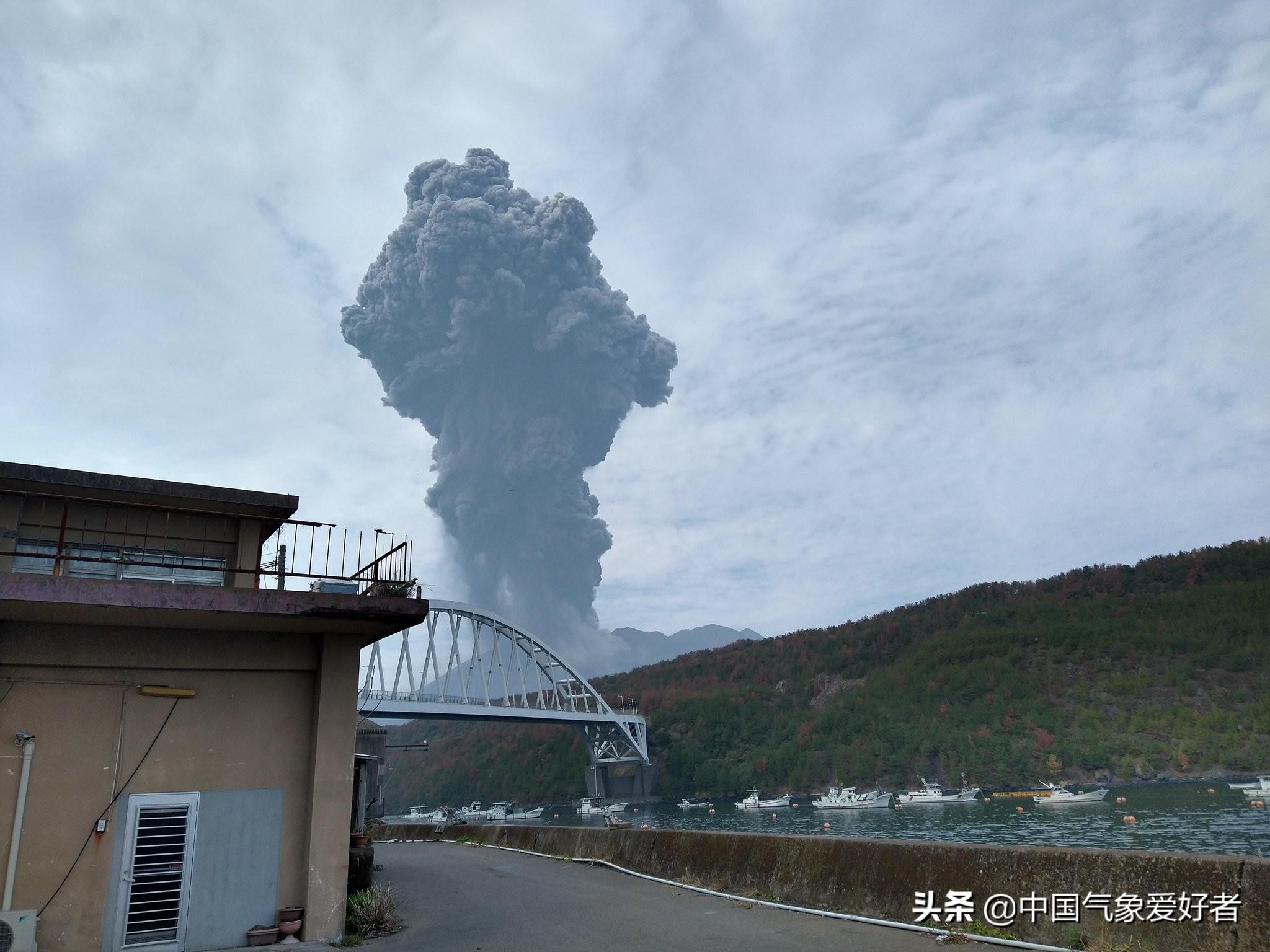 日本火山噴發(fā)灰柱高達3400米，自然的熱烈力量展現(xiàn)，日本火山熱烈噴發(fā)，灰柱直沖云霄，展現(xiàn)自然震撼力量