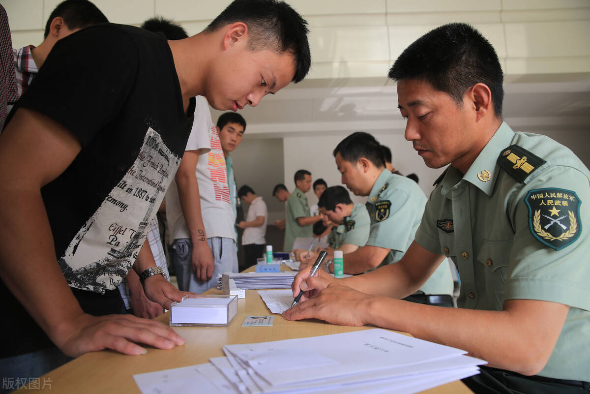 在學(xué)校報(bào)名參軍與在家報(bào)名的區(qū)別，一種選擇兩種情境，學(xué)校與家庭報(bào)名參軍，不同選擇下的兩種情境對比